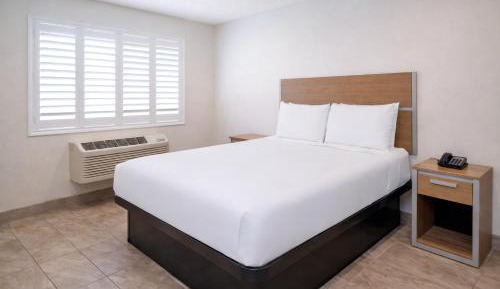 Queen Room with Mobility Access and Bathtub with Grab Bars, Non-Smoking