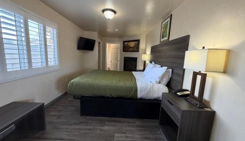 Deluxe Room with Jacuzzi and Fire Place