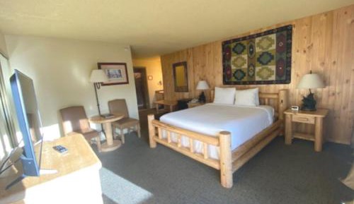 Lodge Queen Sideview Hotel Room