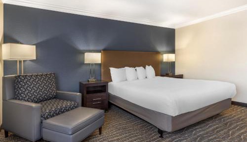 King Room with Roll-in Shower - Disability Access/Non-Smoking