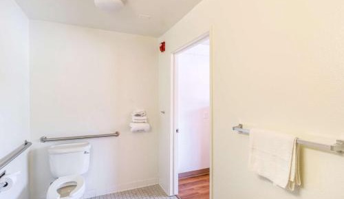 Queen Room - Disability Access - Non-Smoking