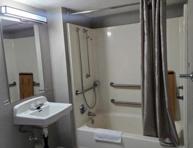 Queen Room with Bathtub with Grab Bars - Mobility/Hearing Accessible - Non-Smoking
