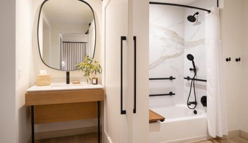 One-Bedroom Standard Queen Suite with Sofa Bed - Mobility Accessible w/Tub