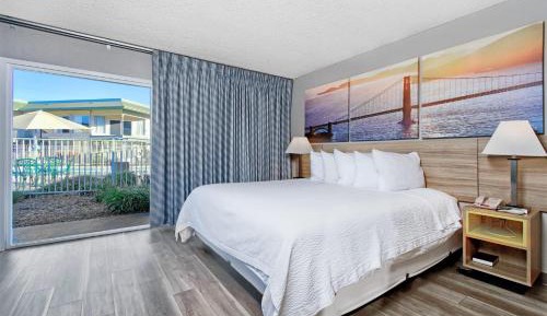 Business King Suite with Bathtub - Mobility Accessible/Non-Smoking