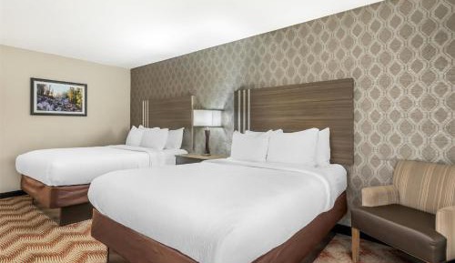 Queen Room with Two Queen Beds - Poolside View / Pet-Friendly