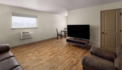 One-Bedroom Queen Suite - Non-Smoking