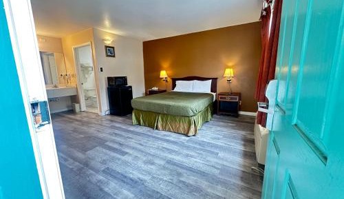 Deluxe Queen Room