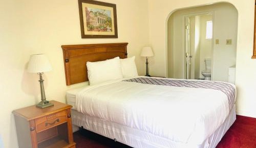 Deluxe Queen Room