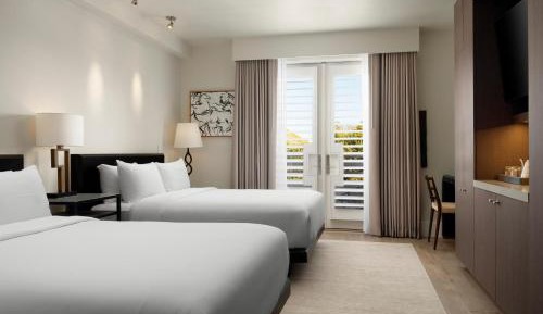 Queen Room with City View with Balcony and Roll-In Shower - Mobility/Hearing Accessible