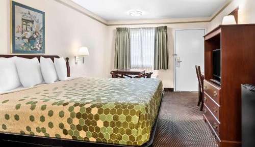 King Room with Bath Tub - Disability Access/Non-Smoking 