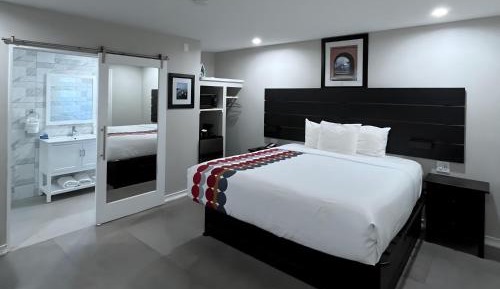 Standard Room with King Bed