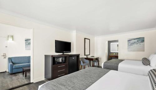 One-Bedroom Queen Suite with Partial Ocean View - Non-Smoking