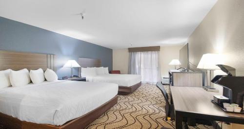 Queen Room with Two Queen Beds - Poolside/Non-Smoking