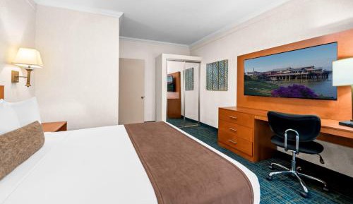 Suite Room with Three Queen Beds