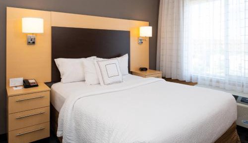 One-Bedroom Queen Suite with Sofa Bed and Adapted Tub - Mobility and Hearing Accessible
