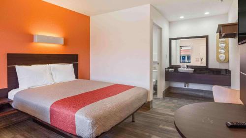 Queen Room - Disability Access - Roll in Shower