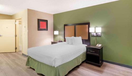 1 Queen Bed | Non-Smoking, Kitchen