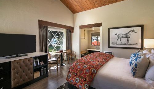 Deluxe Double Room with Side Sea View