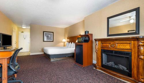 King Room with Fireplace - Non-Smoking