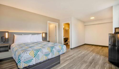Deluxe Queen Suite