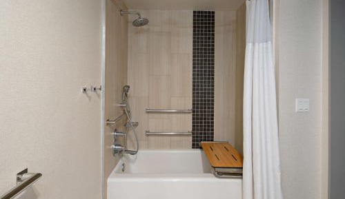 One-Bedroom Suite with Tub - Mobility Accessible/Non-Smoking
