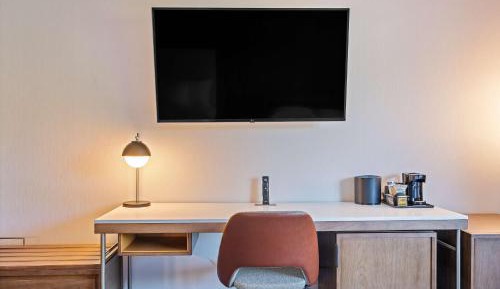 Executive Guestroom King with Roll-In Shower - Mobility Accessible