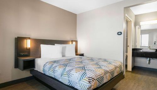 1 Queen Bed | Non-Smoking, Micfridge