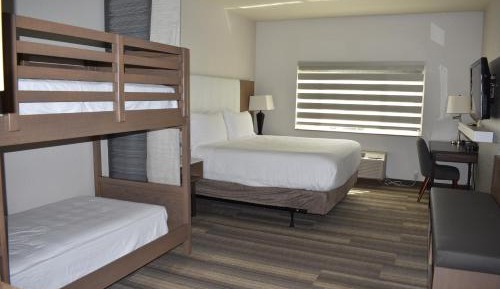1 King Bed, 1 Bunk Bed, Family Room, Non-Smoking