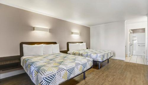 Queen Room with Two Queen Beds - Non-Smoking