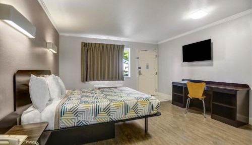 Queen Room - Disability Access - Non-Smoking
