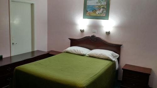 Standard Queen Room - Non-Smoking