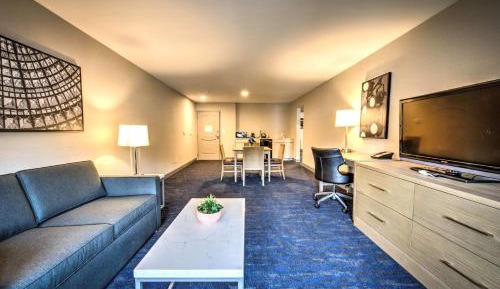 Suite-1 King 1 Queen