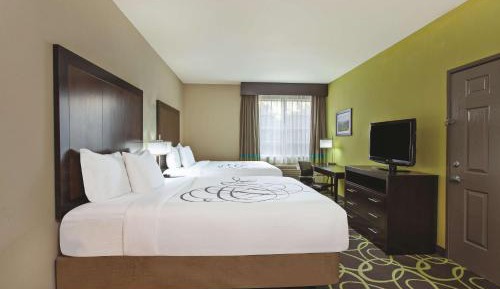 Queen Room with Two Queen Beds and Bath Tub - Mobility/Hearing Accessible - Non-Smoking