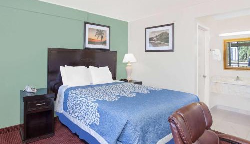 Deluxe Queen Room - Non-Smoking