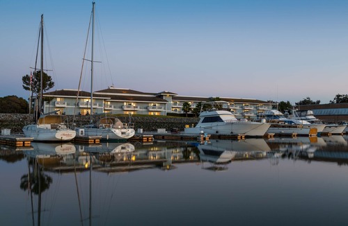 San Leandro Hotel | The Marina Inn on San Francisco Bay