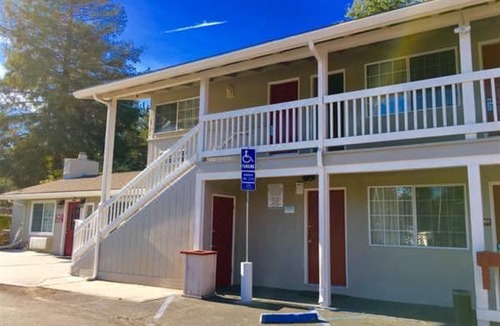 Munras Avenue Hotel | Pelican Inn Monterey