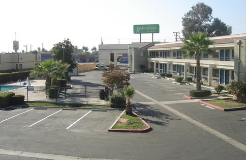 Pumpkin Center Hotel | Bakersfield Inn & Suites