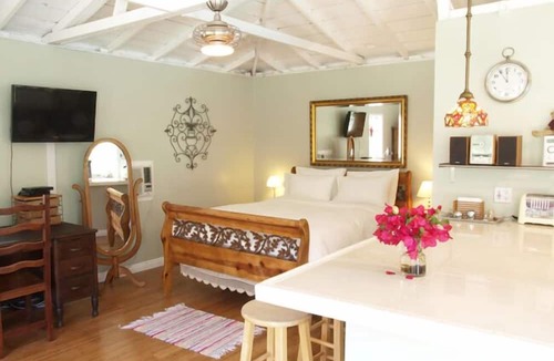 Clarkdale Apartment | Charming Culver City Cottage w/Shared Pool+garden
