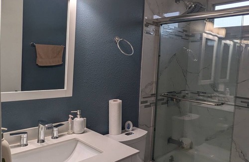 Union City House | Charming 1-bedroom in a house with WiFi in Union City
