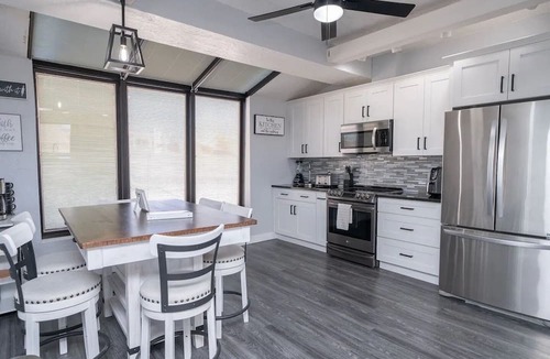 Lake Havasu City House | Modern Paradise, Pool, BBQ, Patio, Games, AC. Close to lake and entertainment
