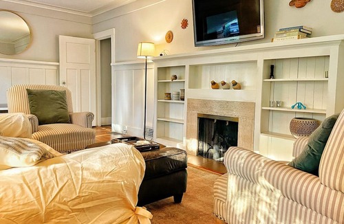 San Mateo Park Cottage | Cozy 2-bedroom cottage in gorgeous San Mateo Park with WiFi, fitness room option