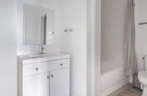 Jack London District Apartment | Exquisite Oakland Studio w/ A/C, near Eclectic Cuisine, by Blueground