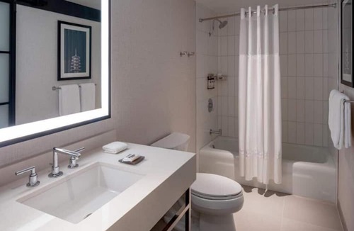 Financial District Apartment | Queen Room Near CenturyLink SAN