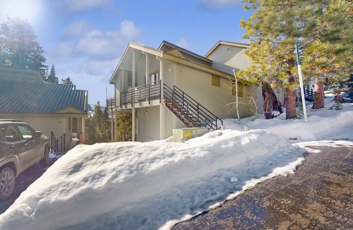 Lakeshore Condo | Comfortable condo near China Peak with updates throughout, themed rooms, & W/D