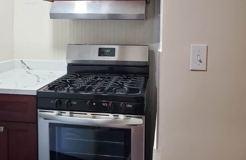 San Leandro House | Star Hillside Haven, 1 bdr, Living Rm, Wifi, King Bed