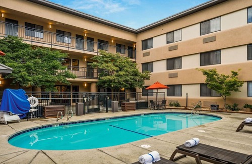 Redding Hotel | Oxford Suites Redding
