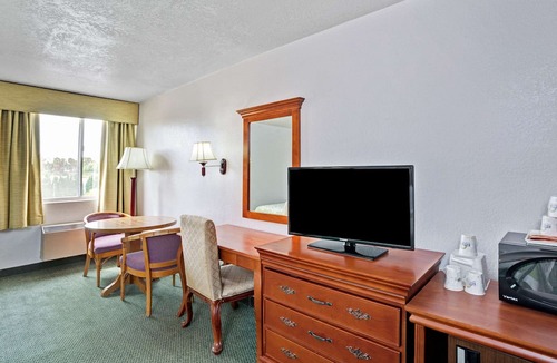 Fullerton Hotel | Days Inn & Suites by Wyndham Fullerton