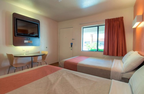 Warm Sands Hotel | Motel 6 Palm Springs, CA - Downtown