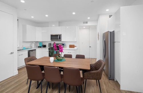 Harbor Gateway South House | Luminousness Reflection 4B2.5B Home