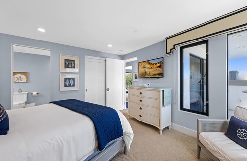 South Mission Beach Condo | On the Sand! Bay Views + A/C | Bayside Retreat 2